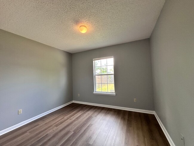 Building Photo - Three Bedroom in Greenfield Lakes