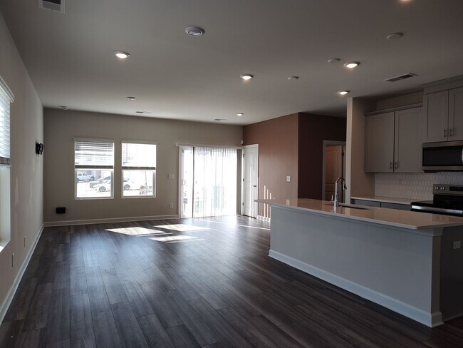 Building Photo - Beautiful 3 bedroom, 2.5 bathroom townhome in Belterra!