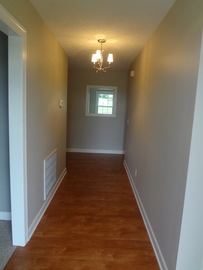 Building Photo - Spacious Detached Home in Great Location a...
