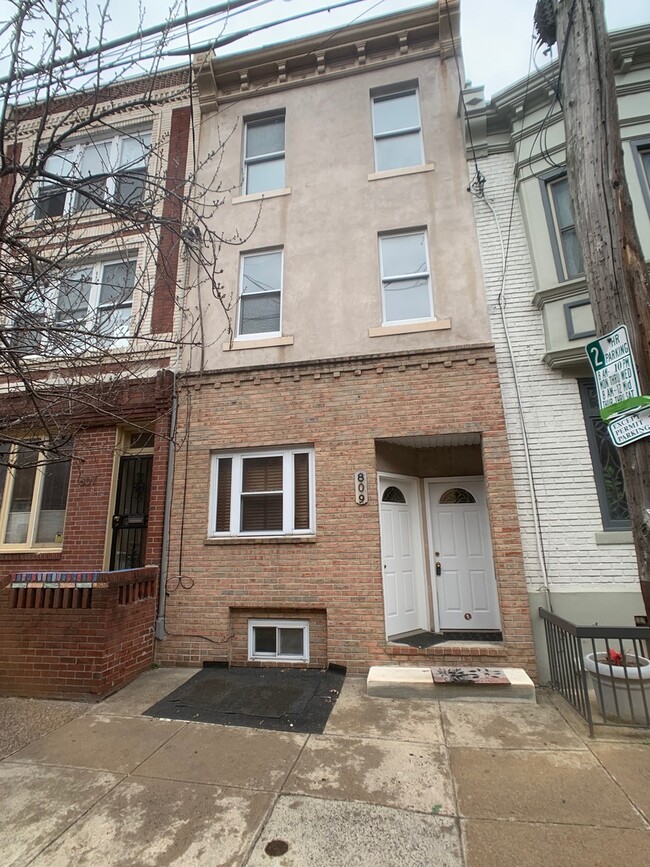 Primary Photo - 809 S 10th St