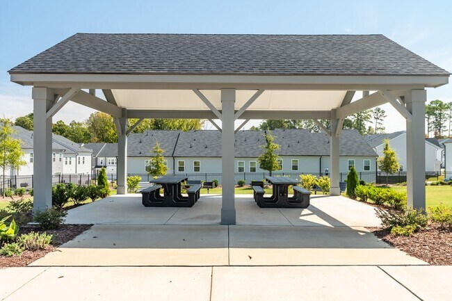 Building Photo - Gorgeous end-unit townhome near Brier Creek!