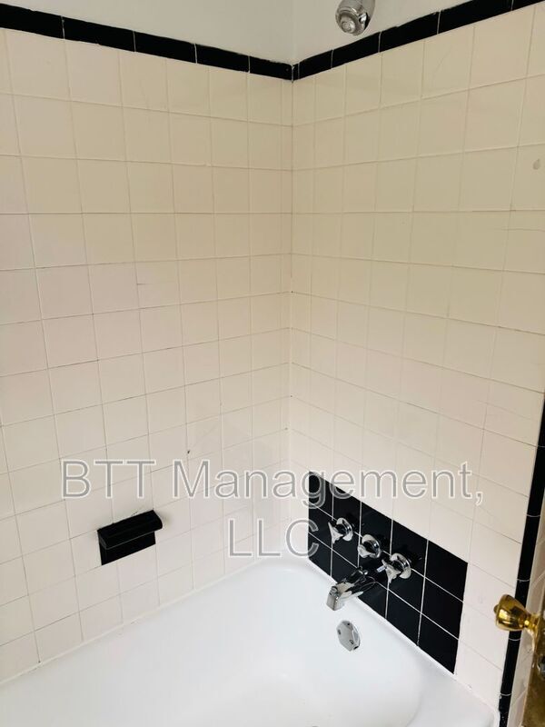 Building Photo - 8400 Greenwood Ave