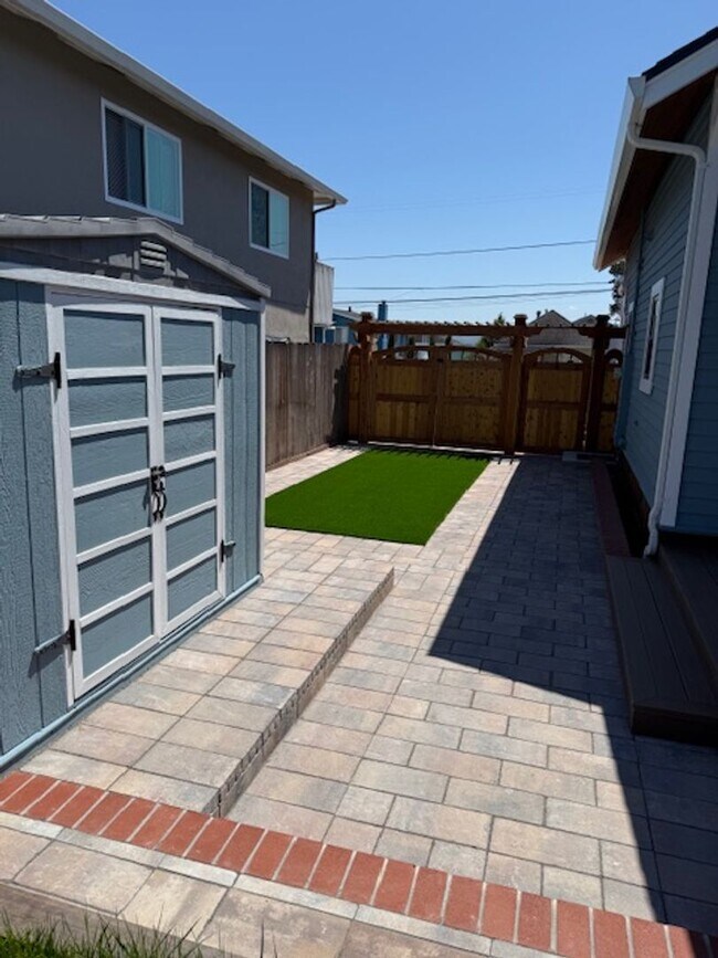 Building Photo - Great 2 bedroom, 1 bathroom house with office/bonus room and Ocean Views near DLI and downtown Mo...