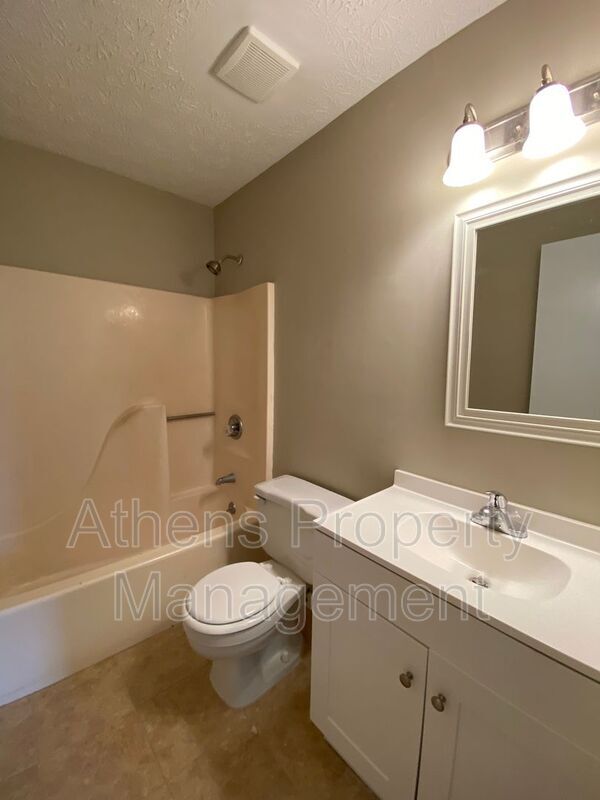 Building Photo - 105 Howell Way