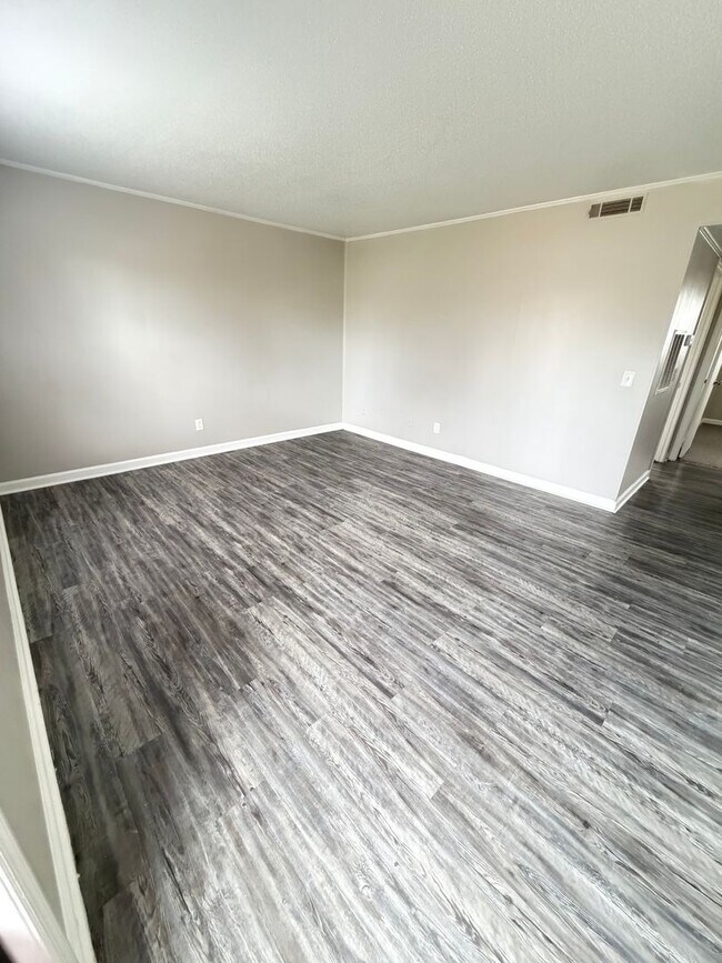 Building Photo - Oxford-2 Bedrooms