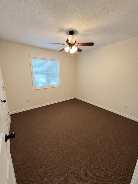 Building Photo - 426 N Donahue Dr