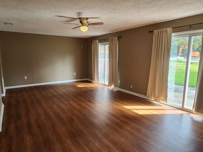 Building Photo - 111 Holiday Dr