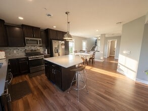 Building Photo - Pristine 3bed 3bath Townhome in Woodbury!