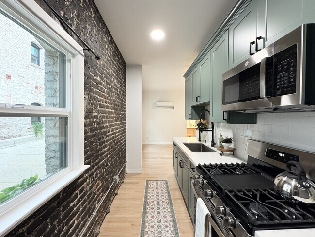 Building Photo - Ansley 3218 Sunset Blvd
