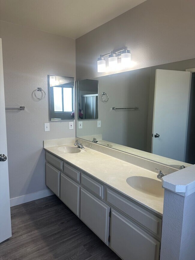 Building Photo - 126 Elegante Way