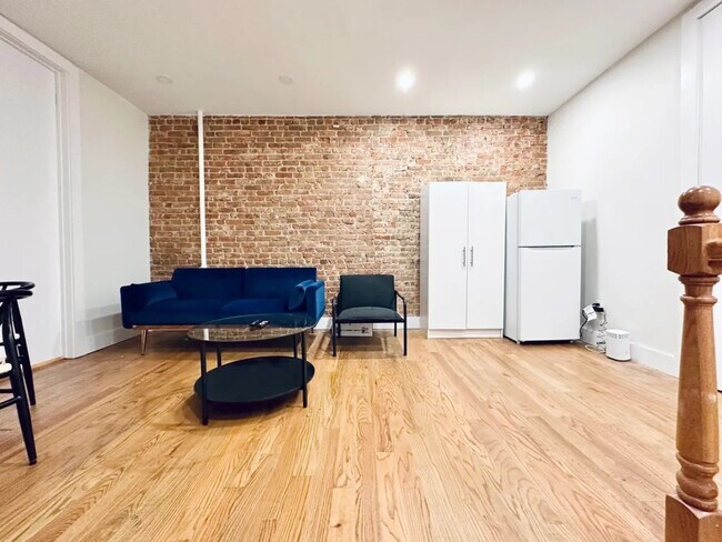 Building Photo - Furnished room/NOT APARTMENT