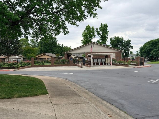 Building Photo - Beautiful 55+ home in Paris Park!