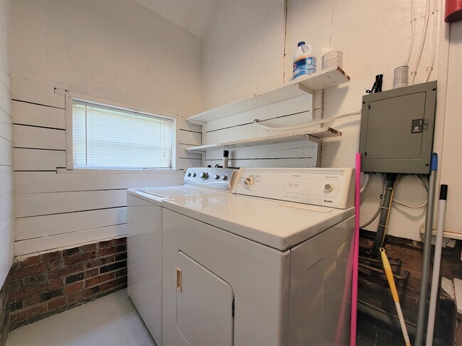 Building Photo - 69 Greenbriar Ave