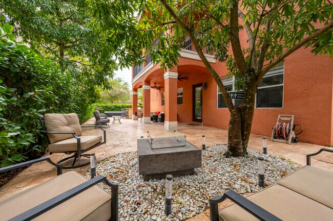 Building Photo - 658 Cresta Cir
