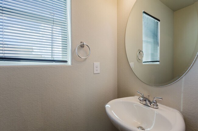 Building Photo - Beautiful 3-Bedroom Home in Ventana | Pool Community Near Fort Carson