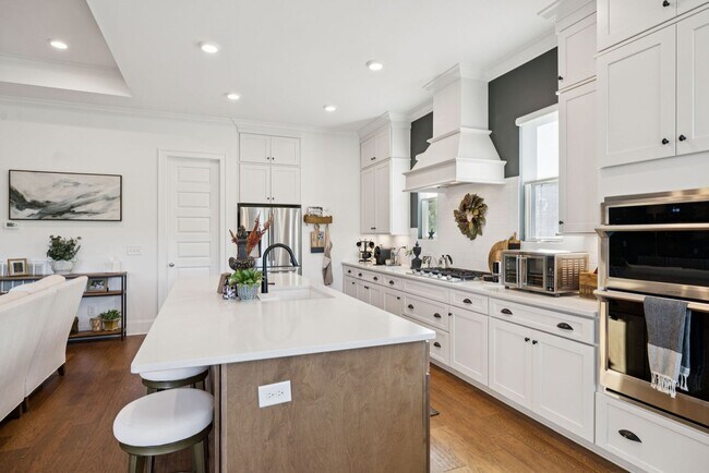 Building Photo - Luxurious living space *Fully furnished and impeccably designed*