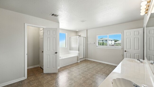Building Photo - 4527 Summer Fall