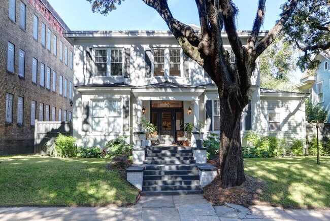 Building Photo - 306 E Victory Dr