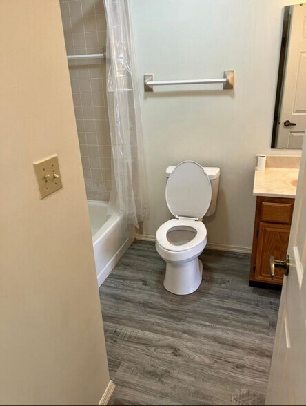 BathFull-2ndFloor - 2334 Raider Dr