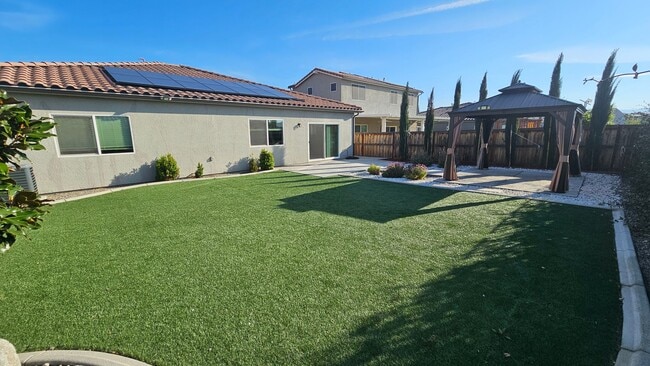 Building Photo - Modern 4 Bedroom Home in City in the Hills