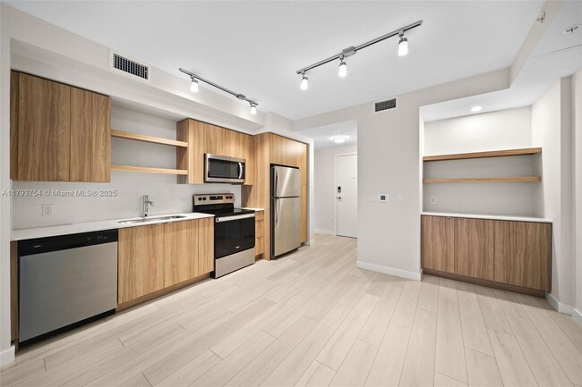 Building Photo - 555 NE 8th St
