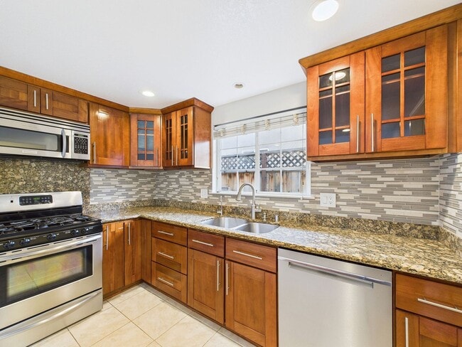 Building Photo - Stunning Turnkey Home in Cambrian!