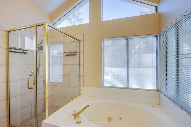 Building Photo - Beautiful 3Bed/3Bath cul-de-sac home located  in The Lakes Community with a sparkling pool and spa!