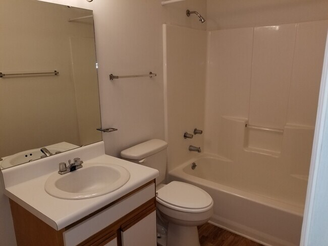 Building Photo - 2 Bedroom, 1 bath apartment