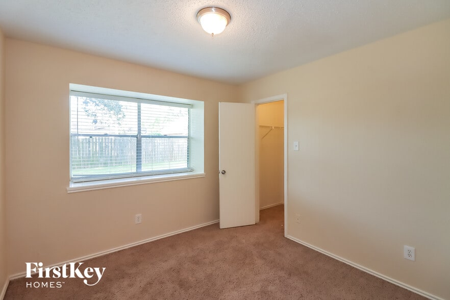 Building Photo - 17026 Enchanted Cir E