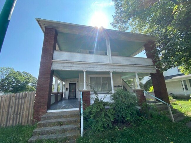 Primary Photo - 902-904 1/2 S Limestone St.