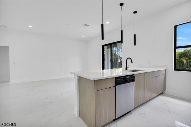 Building Photo - 3202 21st St W