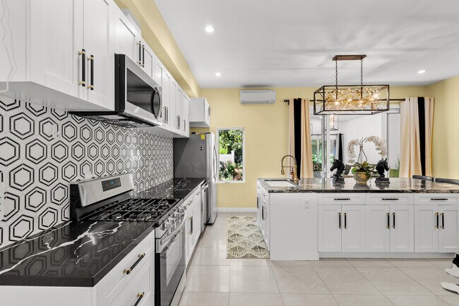 Building Photo - 17812 Parthenia St