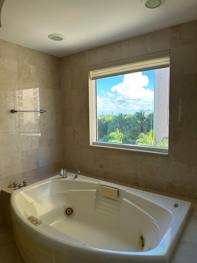 Building Photo - 785 Crandon Blvd