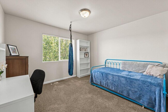 Building Photo - Fully Furnished 5-Bedroom Horizon Pointe H...