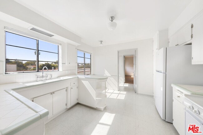 Building Photo - 1033 S Tremaine Ave