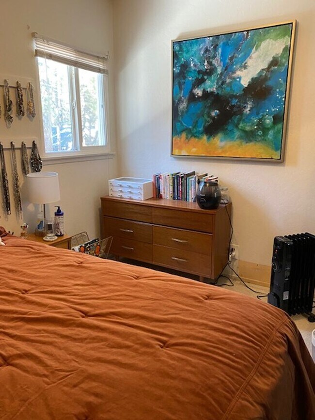Building Photo - Lovely 3 Bedroom Home with Upgrades Throug...