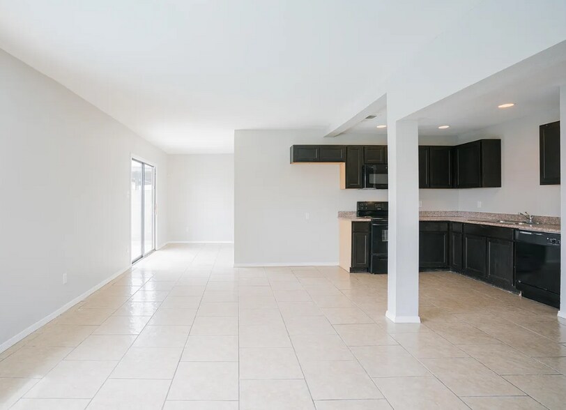 Building Photo - 7915 W Pinchot Ave