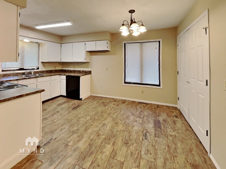 Building Photo - 2055 S Ferguson Ave
