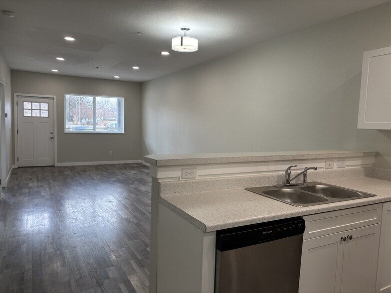 Building Photo - 1601 Kimbark St