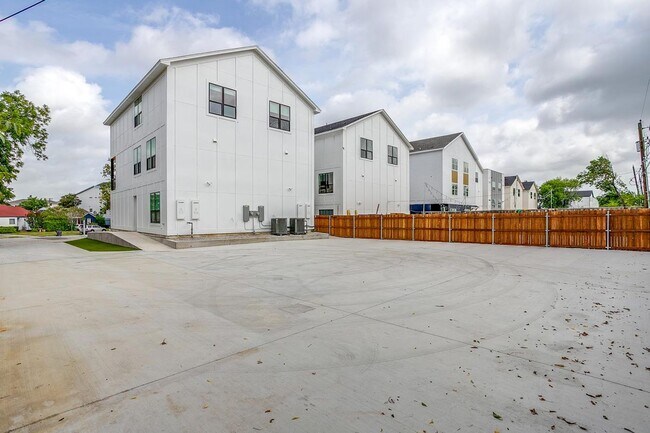 Building Photo - 2345 Benbrook Blvd