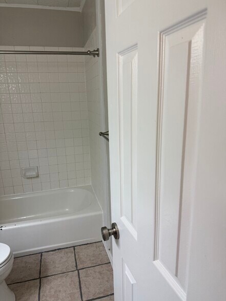 The bathroom. - 1621 Chestnut St