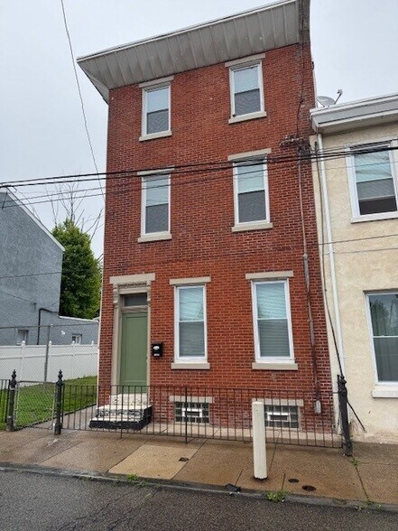 Primary Photo - 1249 Adams Ave