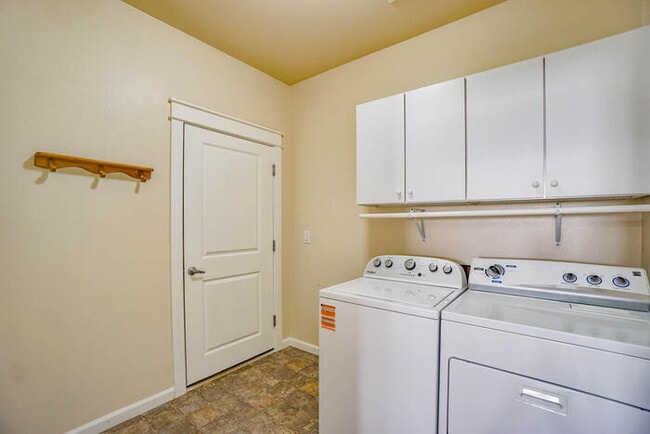 Building Photo - BEAUTIFUL VIEWS of MT. HOOD