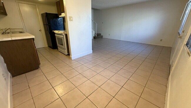 Building Photo - "Charming 2-Bedroom Townhouse in Phoenix -...