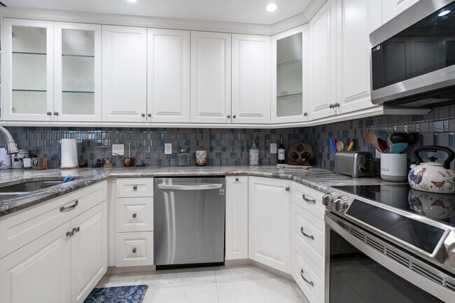 Building Photo - 2706 Fairway Dr N