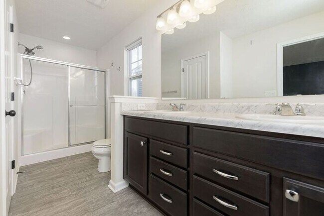 Building Photo - Beautiful 3 Bed 2.5 Bath in Central Greens...