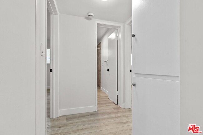 Building Photo - 330 E Dryden St