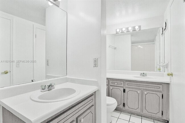 Building Photo - 1595 NE 135th St