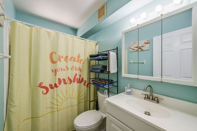 Building Photo - 15010 Leeward Dr