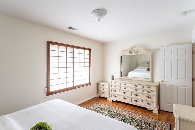 Building Photo - Stunning 4 Bedroom 3 and a Half Bath Bethe...